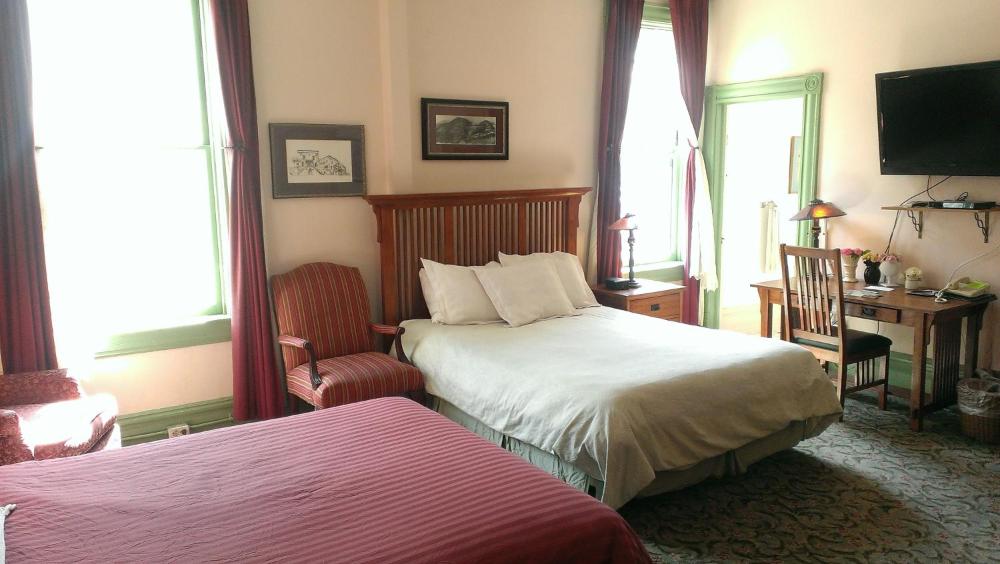 Queen Room with Two Queen Beds interior